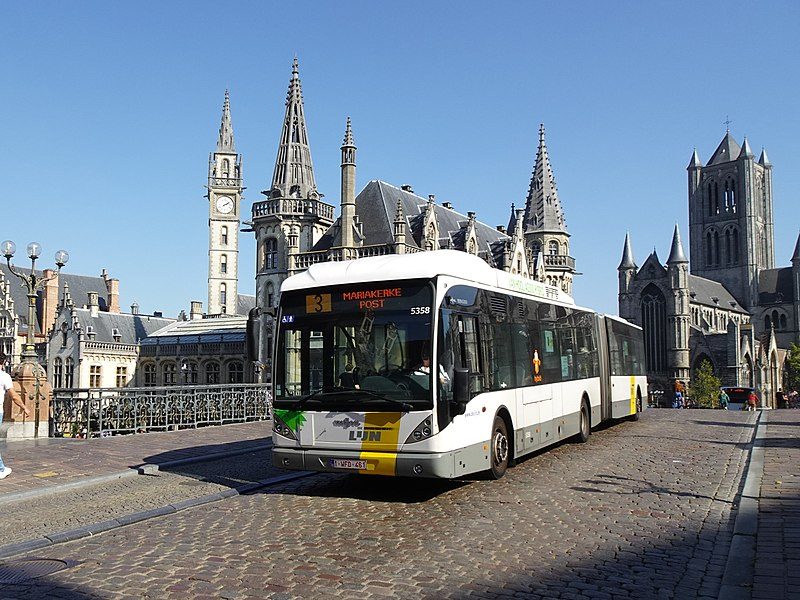 800px De Lijn 5358 Van Hool NewAG300 Hyb Sint Michielsbrug cropped